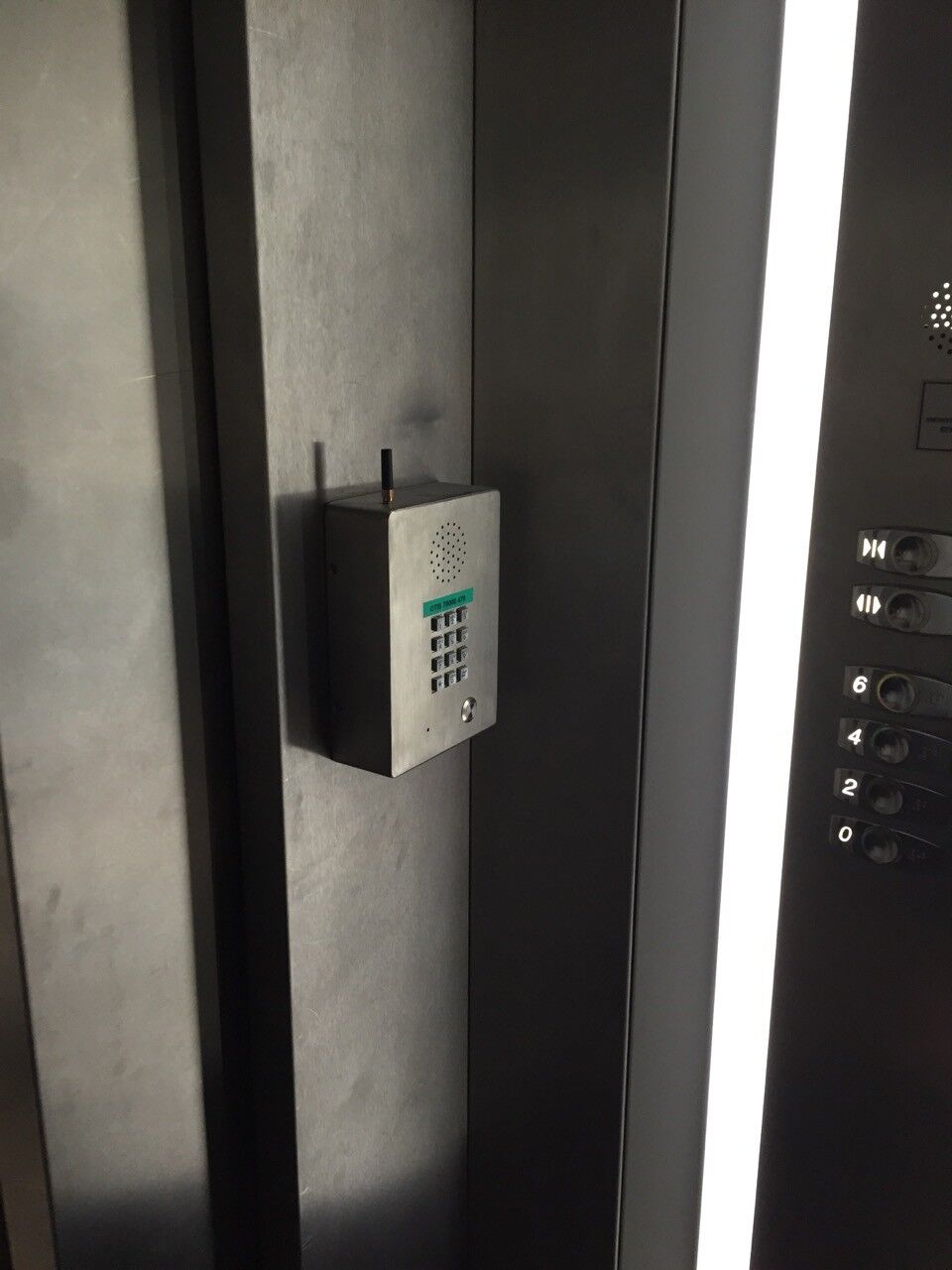 ascensor manos libres telefono